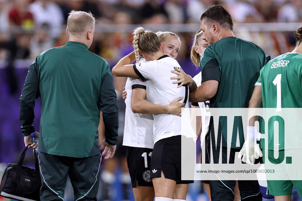 GWINN Giulia Kapitaenin Team Deutschland verletzte sich schwer in der ersten Halbzeit und musste ausgewechselt werden mit SCHUELLER Lea und Torfrau BERGER Ann Katrin UEFA Frauen Fussball EURO 2025 in der Schweiz Vorrundenspiel Deutschland - Polen 2 : 0 am 04.07. 2025 in St.Gallen