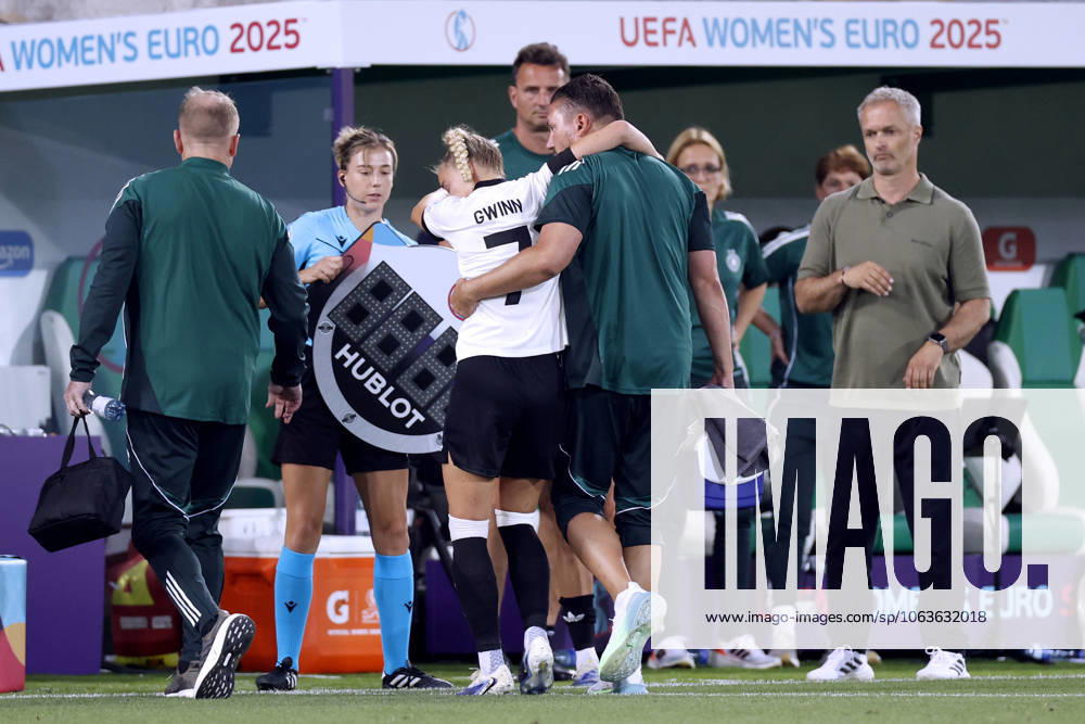 GWINN Giulia Kapitaenin Team Deutschland verletzte sich schwer in der ersten Halbzeit und musste ausgewechselt werden rechts Trainer WUECK Christian UEFA Frauen Fussball EURO 2025 in der Schweiz Vorrundenspiel Deutschland - Polen 2 : 0 am 04.07. 2025 in St.Gallen