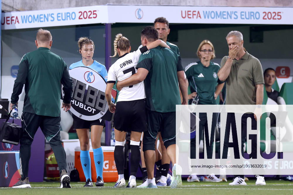 GWINN Giulia Kapitaenin Team Deutschland verletzte sich schwer in der ersten Halbzeit und musste ausgewechselt werden rechts Trainer WUECK Christian UEFA Frauen Fussball EURO 2025 in der Schweiz Vorrundenspiel Deutschland - Polen 2 : 0 am 04.07. 2025 in St.Gallen