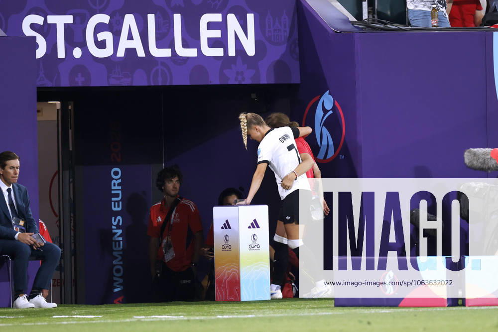 GWINN Giulia Kapitaenin Team Deutschland verletzte sich schwer in der ersten Halbzeit und musste ausgewechselt werden UEFA Frauen Fussball EURO 2025 in der Schweiz Vorrundenspiel Deutschland - Polen 2 : 0 am 04.07. 2025 in St.Gallen