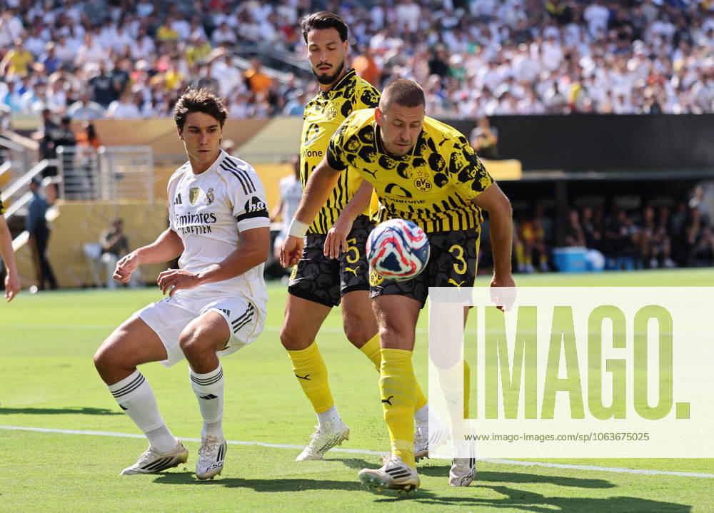 New Jersey, USA, 5th July 2025. Gonzalo Garcia of Real Madrid (l) and Waldemar Anton of Borussia Dortmund (r) during the Real Madrid vs Borussia Dortmund FIFA Club World Cup quarter final match at Metlife Stadium, New Jersey. Picture credit should read: David Klein Sportimage . SPI_022_DK_Madrid_Dortmund SPI-4006-0025