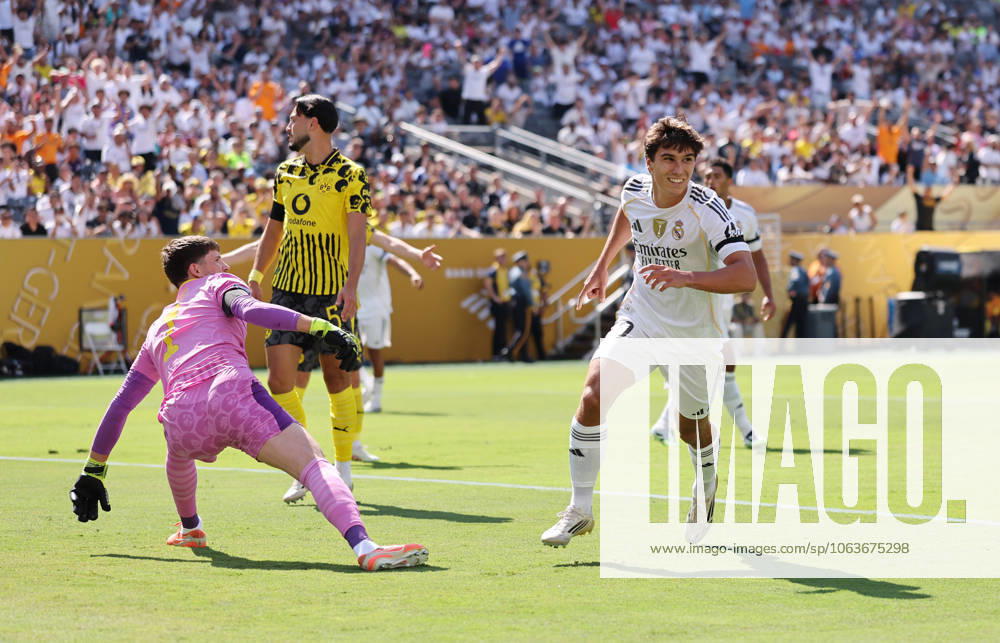 New Jersey, USA, 5th July 2025. Gonzalo Garcia of Real Madrid (r) celebrates scoring the first goal during the Real Madrid vs Borussia Dortmund FIFA Club World Cup quarter final match at Metlife Stadium, New Jersey. Picture credit should read: David Klein Sportimage . SPI_027_DK_Madrid_Dortmund SPI-4006-0030