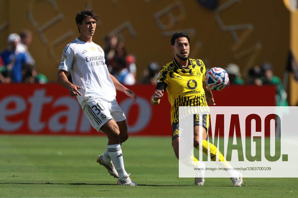 New Jersey, USA, 5th July 2025. Gonzalo Garcia of Real Madrid closes in on Ramy Bensebaini of Borussia Dortmund as he passes the ball the Real Madrid vs Borussia Dortmund FIFA Club World Cup match at Metlife Stadium, New Jersey. Picture credit should read: Jonathan Moscrop Sportimage . SPI_077_JM_REALMADRID_BORUSSIA_ SPI-4005-0077