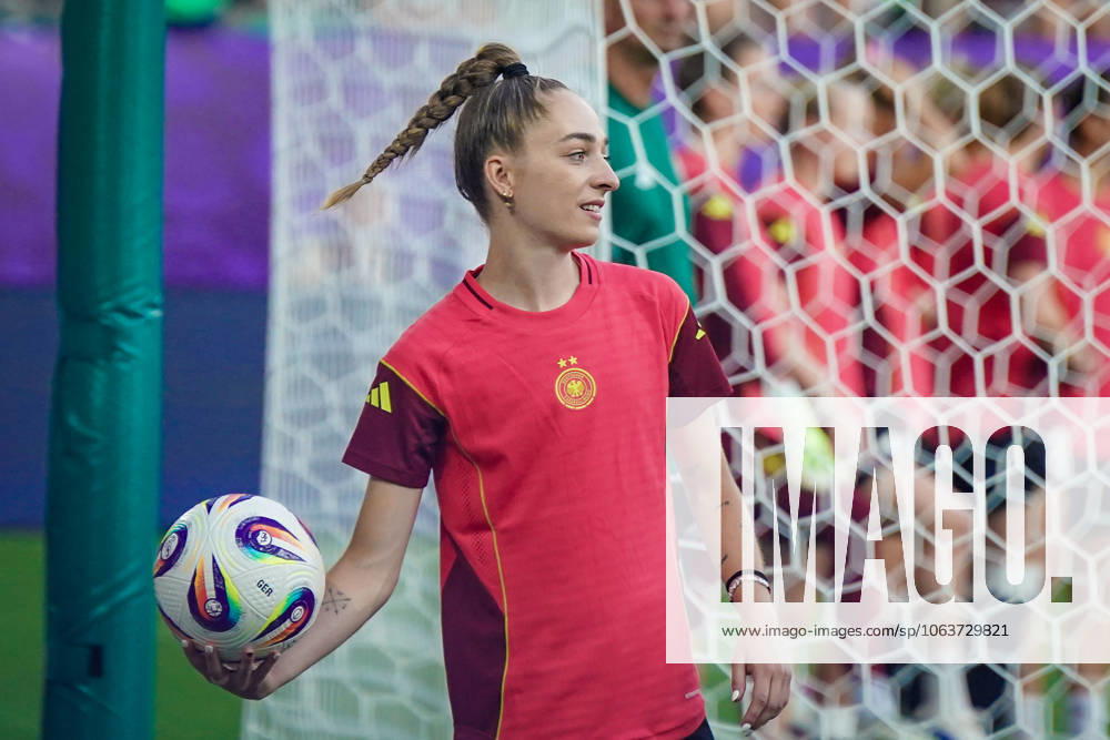 UEFA Womens EURO 2025 Frauen EM: Vorrunde, 1. Spieltag - Deutschland vs Polen - Kybunpark (St. Gallen, Schweiz): Sophia Kleinherne (Deutschland, 23) mit Ball St. Gallen Kanton St. Gallen Schweiz
