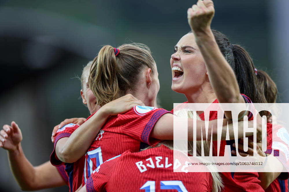CHE, Sion, Norway vs Finland, international match, Länderspiel, Nationalmannschaft soccer, UEFA, Stade de Tourbillon, UEFA European Women s Championship 2025, group stage matchday 2 in the picture: Caroline Graham Hansen (Norway 10) scores the second goal 2:1 and celebrates with the team, Ingrid Engen (Norway 7) DFB DFL REGULATIONS PROHIBIT ANY USE OF PHOTOGRAPHS AS IMAGE SEQUENCES AND OR QUASI-VIDEO, 06.07.2025,