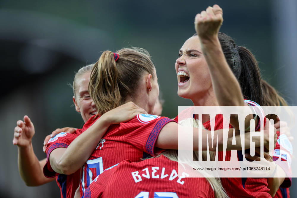 CHE, Sion, Norway vs Finland, international match, Länderspiel, Nationalmannschaft soccer, UEFA, Stade de Tourbillon, UEFA European Women s Championship 2025, group stage matchday 2 in the picture: Caroline Graham Hansen (Norway 10) scores the second goal 2:1 and celebrates with the team, Ingrid Engen (Norway 7) DFB DFL REGULATIONS PROHIBIT ANY USE OF PHOTOGRAPHS AS IMAGE SEQUENCES AND OR QUASI-VIDEO, 06.07.2025,