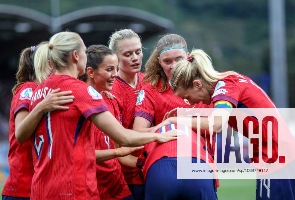 CHE, Sion, Norway vs Finland, international match, Länderspiel, Nationalmannschaft soccer, UEFA, Stade de Tourbillon, UEFA European Women s Championship 2025, group stage matchday 2 in the picture: Caroline Graham Hansen (Norway 10) scores the second goal 2:1 and celebrates with the team, Ingrid Engen (Norway 7) DFB DFL REGULATIONS PROHIBIT ANY USE OF PHOTOGRAPHS AS IMAGE SEQUENCES AND OR QUASI-VIDEO, 06.07.2025,