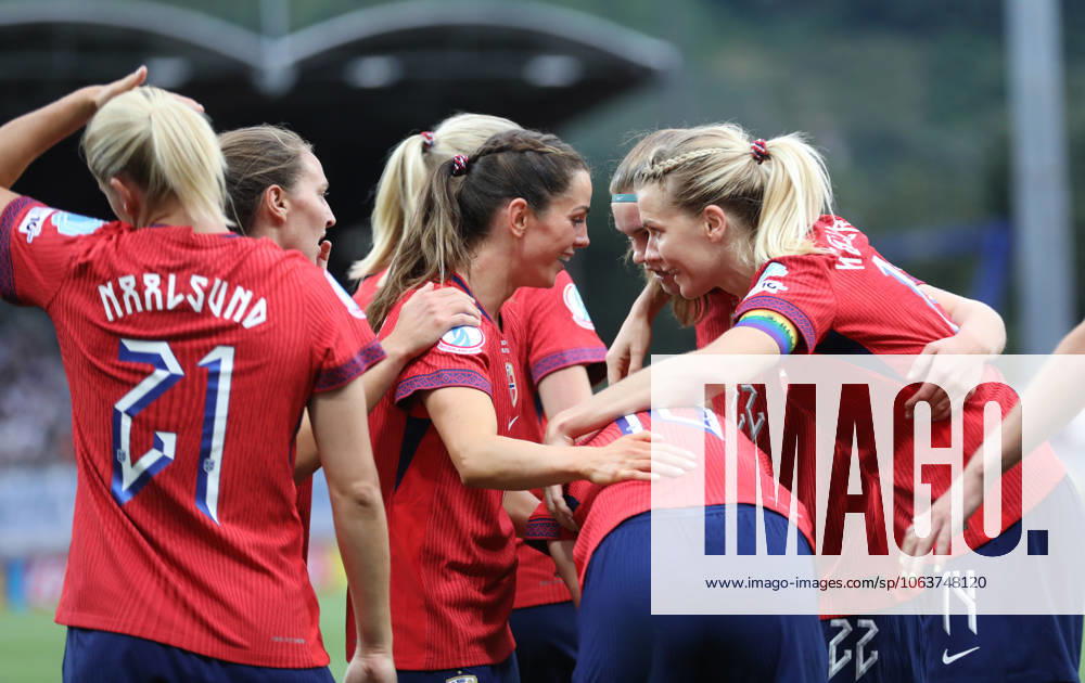 CHE, Sion, Norway vs Finland, international match, Länderspiel, Nationalmannschaft soccer, UEFA, Stade de Tourbillon, UEFA European Women s Championship 2025, group stage matchday 2 in the picture: Caroline Graham Hansen (Norway 10) scores the second goal 2:1 and celebrates with the team, Ingrid Engen (Norway 7) DFB DFL REGULATIONS PROHIBIT ANY USE OF PHOTOGRAPHS AS IMAGE SEQUENCES AND OR QUASI-VIDEO, 06.07.2025,