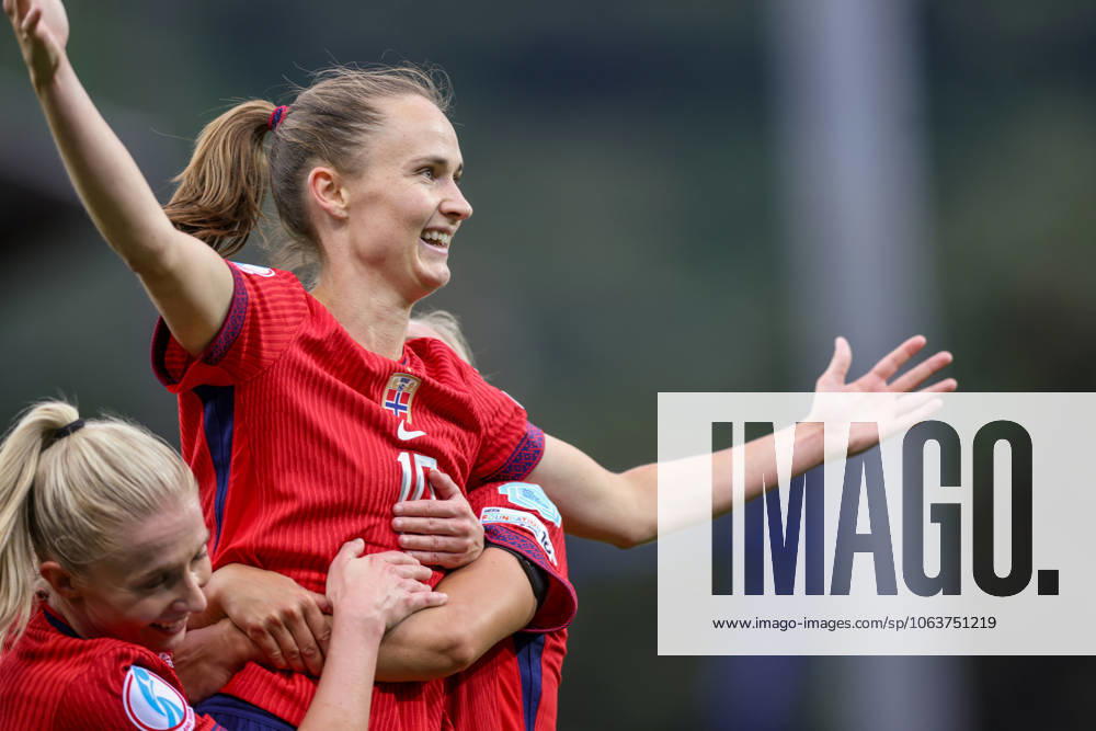 CHE, Sion, Norway vs Finland, international match, Länderspiel, Nationalmannschaft soccer, UEFA, Stade de Tourbillon, UEFA European Women s Championship 2025, group stage matchday 2 in the picture: Caroline Graham Hansen (Norway 10) scores the second goal 2:1 and celebrates with the team DFB DFL REGULATIONS PROHIBIT ANY USE OF PHOTOGRAPHS AS IMAGE SEQUENCES AND OR QUASI-VIDEO, 06.07.2025,