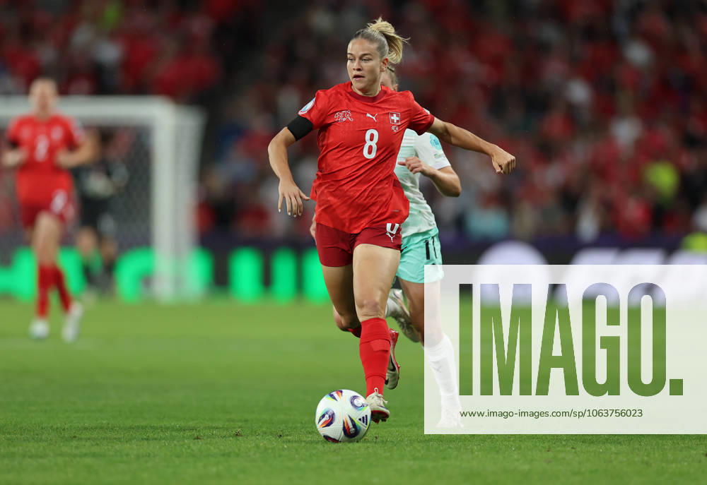 Fussball Frauen Europameisterschaft, UEFA Womens EURO 2025, Schweiz - Island, Gruppe A, Stadion Wankdorf Bern, v.l., Nadine Riesen (Schweiz)