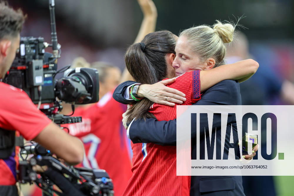 CHE, Sion, Norway vs Finland, international match, Länderspiel, Nationalmannschaft soccer, UEFA, Stade de Tourbillon, UEFA European Women s Championship 2025, group stage matchday 2 in the picture from left to right: Ingrid Engen (Norway 7) hugs Gemma Grainger (Coach Norway) DFB DFL REGULATIONS PROHIBIT ANY USE OF PHOTOGRAPHS AS IMAGE SEQUENCES AND OR QUASI-VIDEO, 06.07.2025,