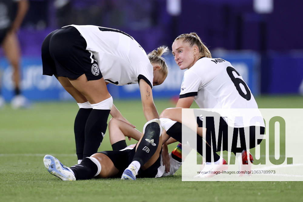 GWINN Giulia Kapiitaenin Team Deutschland verletzt am Boden mit MINGE Janina und SCHUELLER Lea UEFA Frauen Fussball EURO 2025 in der Schweiz Vorrundenspiel Deutschland - Polen 2 : 0 am 04.07. 2025 in St.Gallen