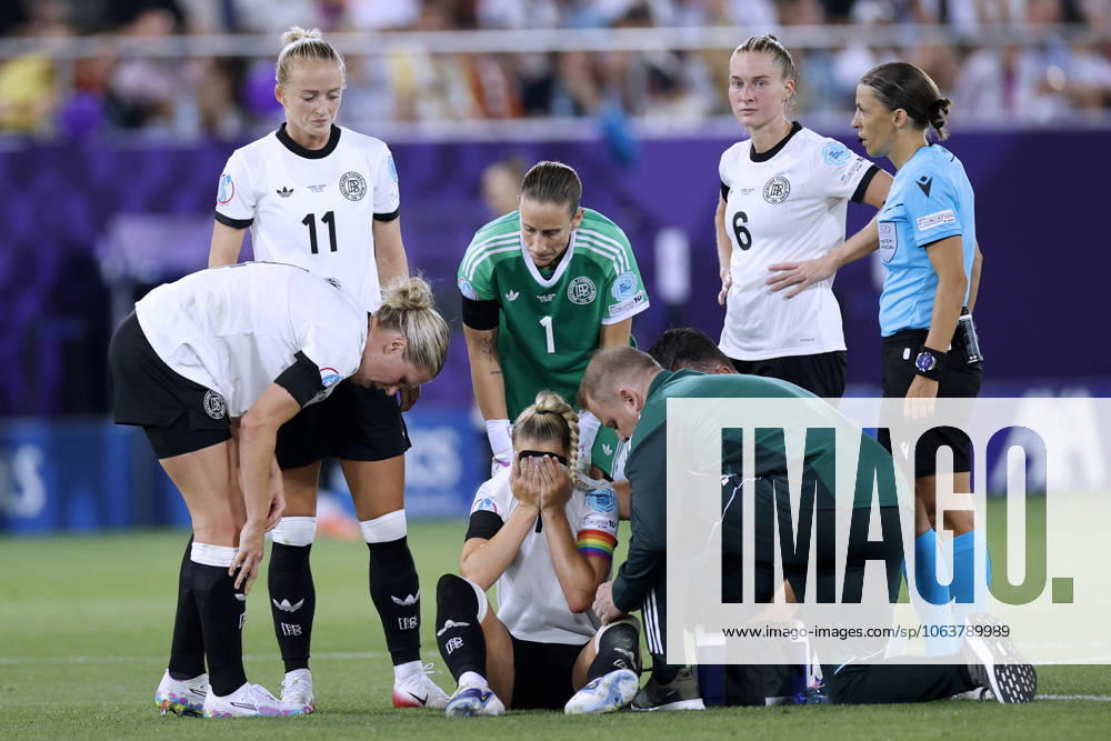 GWINN Giulia Kapitaenin Team Deutschland verletzte sich schwer in der ersten Halbzeit und musste ausgewechselt werden mit SCHUELLER Lea und Torfrau BERGER Ann Katrin und KNAAK Rebecca UEFA Frauen Fussball EURO 2025 in der Schweiz Vorrundenspiel Deutschland - Polen 2 : 0 am 04.07. 2025 in St.Gallen