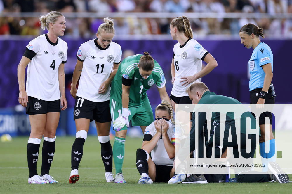 GWINN Giulia Kapitaenin Team Deutschland verletzte sich schwer in der ersten Halbzeit und musste ausgewechselt werden mit SCHUELLER Lea und Torfrau BERGER Ann Katrin und KNAAK Rebecca UEFA Frauen Fussball EURO 2025 in der Schweiz Vorrundenspiel Deutschland - Polen 2 : 0 am 04.07. 2025 in St.Gallen