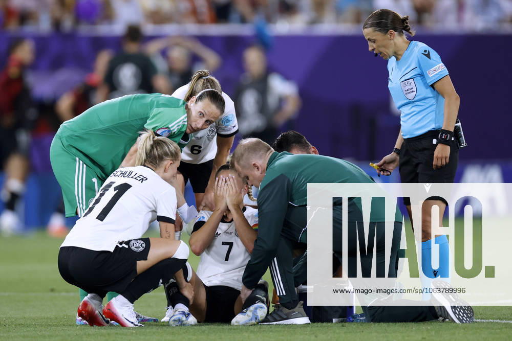 GWINN Giulia Kapitaenin Team Deutschland verletzte sich schwer in der ersten Halbzeit und musste ausgewechselt werden mit SCHUELLER Lea und Torfrau BERGER Ann Katrin und KNAAK Rebecca UEFA Frauen Fussball EURO 2025 in der Schweiz Vorrundenspiel Deutschland - Polen 2 : 0 am 04.07. 2025 in St.Gallen