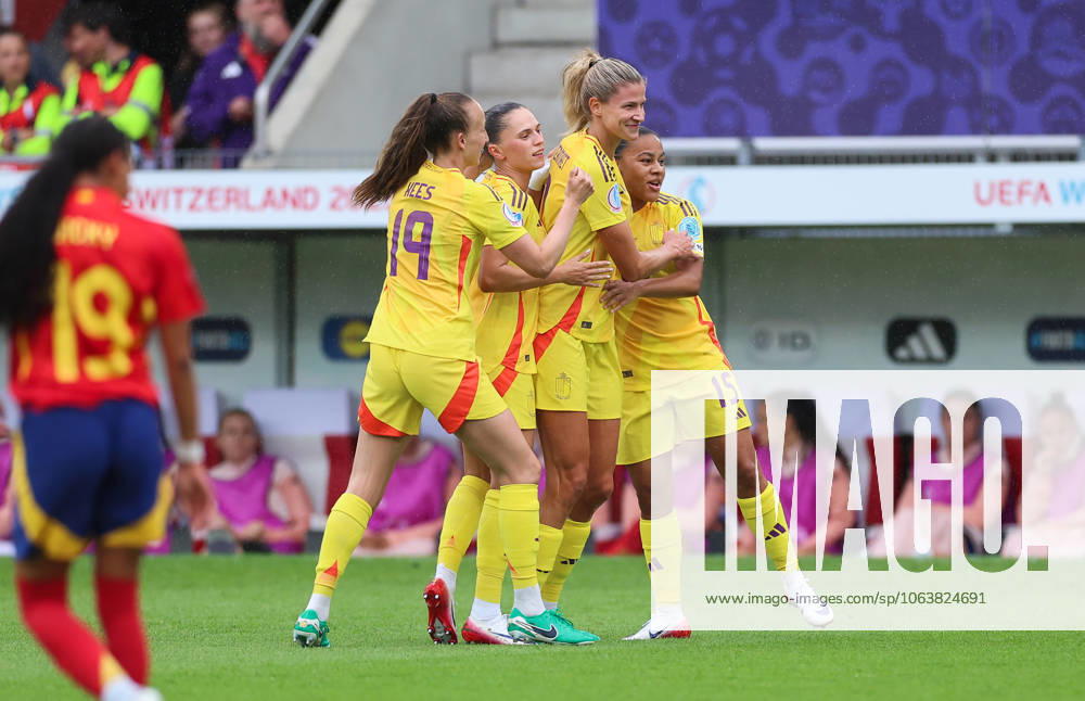 Fussball Frauen Europameisterschaft, UEFA Womens EURO 2025, Spanien - Belgien, Gruppe B, Stockhorn-Arena Thun, v.l., Torjubel zum 1:1 durch Justine Monique Vanhaevermaet (Belgien), Goal celebration, celebrate the goal