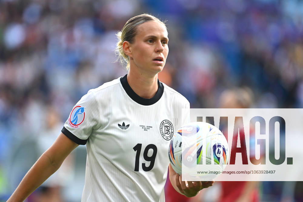 Klara BUEHL (GER), Aktion,Einzelbild,angeschnittenes Einzelmotiv,Halbfigur,halbe Figur. Fussball UEFA Women s EURO 2025. Gruppenphase Gruppe C. Deutschland (GER) - Daenemark (DEN) 2-1 am 08.07.2025, St.Jakobs Park.