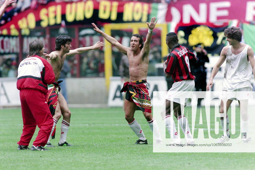 Fotboll, Serie A, Milan - Fiorentina, 3-1: Paulo Die Canio, Milan jublar efter segern.