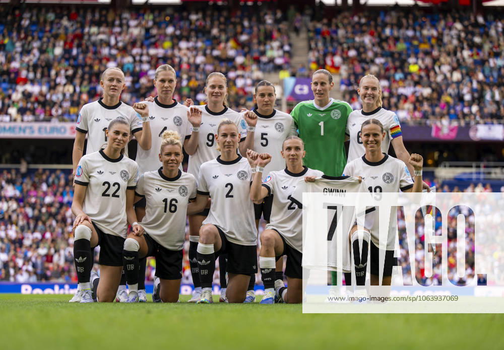 UEFA Frauen-Europameisterschaft 2025 in der Schweiz. Spieltag 2, Vorrunde, Deutschland - Dänemark, im St-Jakob-Park Basel (Schweiz). Die deutschen Spielerinnen denken vor dem Anpfiff an die verletzte Giulia Gwinn (Deutschland), mit ihrem Trikot mit der Nummer 7 und Armbändern mit der Nummer 7. hi.v.li: Lea Schüller (Deutschland), Rebecca Knaak (Deutschland), Sjoeke Nüsken (Deutschland), Carlotta Wamser (Deutschland), Torhüterin Ann-Katrin Berger (Deutschland), Janina Minge (Deutschland). vorne von links: Jule Brand (Deutschland), Linda Dallmann (Deutschland), Sarai Linder (Deutschland), Elisa Senß (Deutschland) , Klara Bühl (Deutschland)