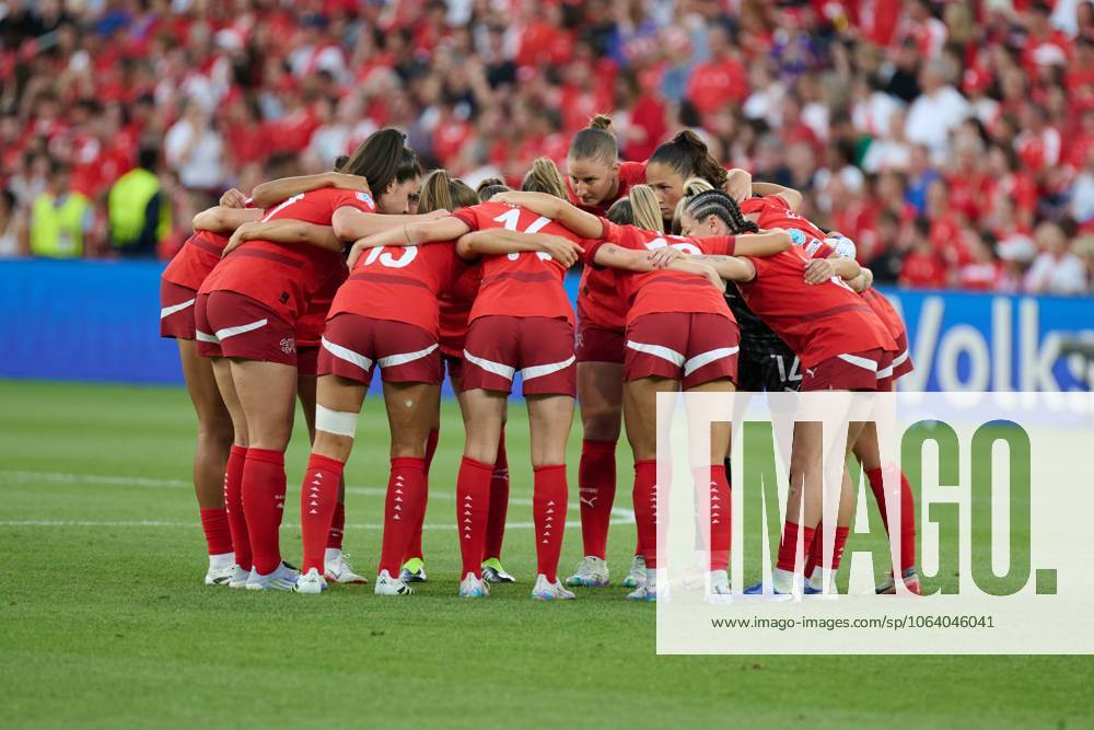 UEFA Womens Euro 2025: Finnland - Schweiz; 10.07.2025 Lia Wälti (13; Schweiz), Smilla Vallotto (14; Schweiz), Laia Balleste (15; Schweiz), Sandrine Mauron (16; Schweiz), Svenja Fölmli (17; Schweiz), Viola Calligaris (18; Schweiz), Alayah Pilgrim (20; Schweiz), Nadine Böhi (21; Schweiz), Sydney Schertenleib (22; Schweiz), Alisha Lehmann (23; Schweiz) und weitere Spieler der Schweiz in Teambesprechung - rot gekleidet UEFA Womens Euro 2025: Finnland – Schweiz; Genf, Stade de Genève am 10.07.2025