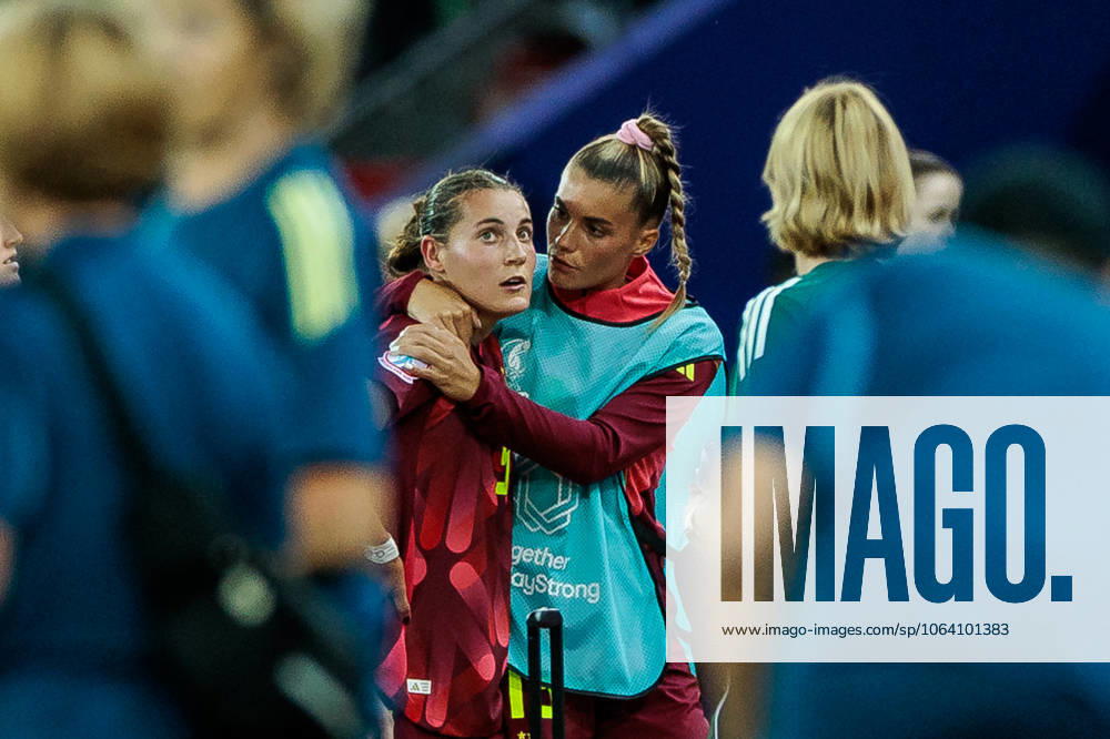 UEFA Women’s Euro 2025: Schweden - Deutschland; 12.07.2025 Carlotta Wamser (Deutschland, 5) verlässt den Platz mit Rot, Selina Cerci (Deutschland, 15) tröstet UEFA Women’s Euro 2025: Schweden - Deutschland; Zürich, Letzigrund am 12.07.2025