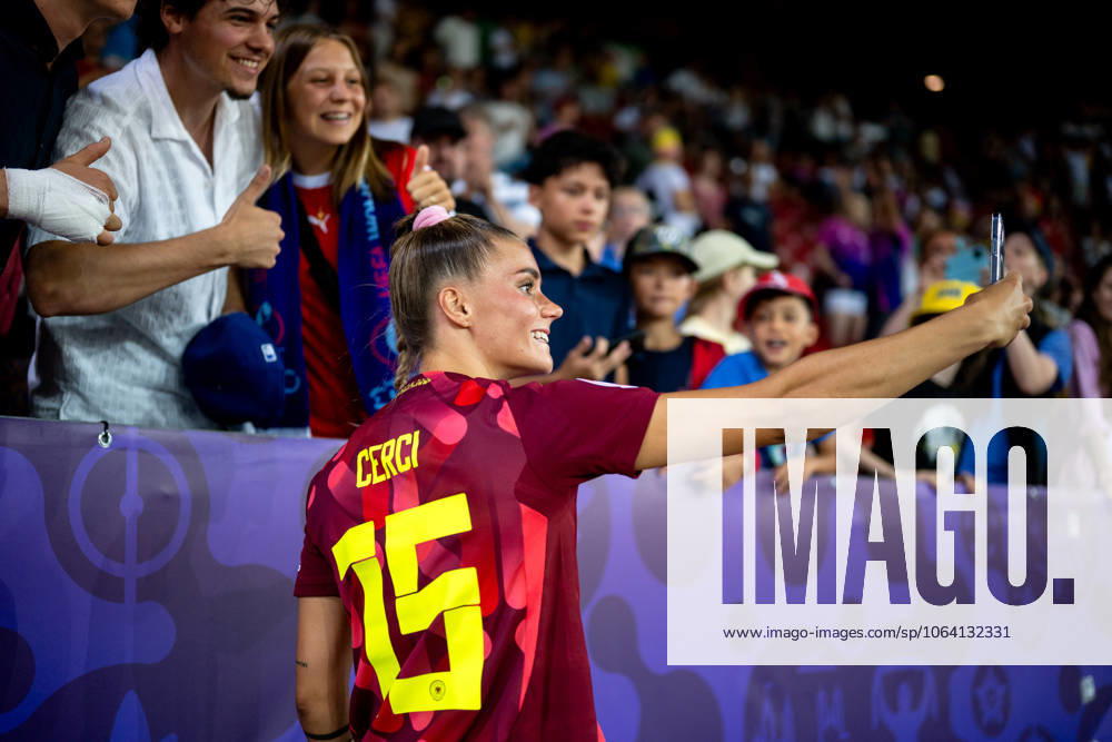 Selina Cerci (Deutschland, 15) macht Selfies mit den Fans, SUI, Schweden vs Deutschland, Fussball, UEFA Womens Euro 2025, Gruppe C, 3. Spieltag, Spielzeit 2024 2025, 12.07.2025 SUI, Schweden vs Deutschland, Fussball, UEFA Womens Euro 2025, Gruppe C, 3. Spieltag, Spielzeit 2024 2025, 12.07.2025 Zuerich