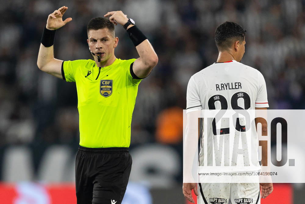Soccer - Brasileirao 2025 - Botafogo 0:0 Vitoria RIO DE JANEIRO, BRAZIL - JULY 16: The Referee LUCAS CASAGRANDE gestures during the match between Botafogo and Vitoria as part of Brasileirao 2025 at Estadio Olimpico Nilton Santos on July 16, 2025 in Rio de Janeiro, Brazil. Rio de Janeiro Estadio Olimpico Nilton Santos Brazil