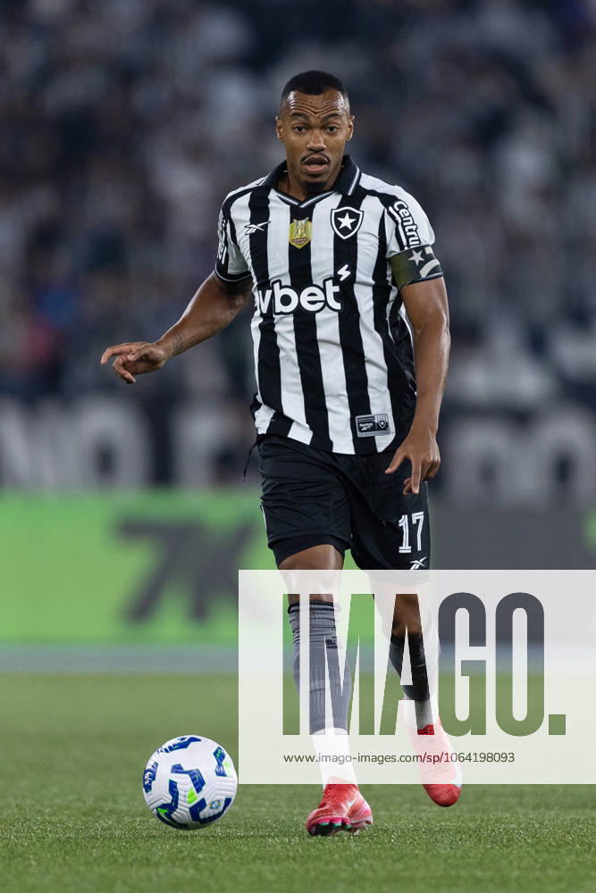 Soccer - Brasileirao 2025 - Botafogo 0:0 Vitoria RIO DE JANEIRO, BRAZIL - JULY 16: MARLON FREITAS of Botafogo controls the ball during the match between Botafogo and Vitoria as part of Brasileirao 2025 at Estadio Olimpico Nilton Santos on July 16, 2025 in Rio de Janeiro, Brazil. Rio de Janeiro Estadio Olimpico Nilton Santos Brazil