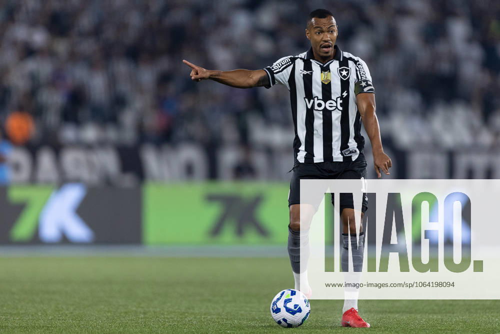 Soccer - Brasileirao 2025 - Botafogo 0:0 Vitoria RIO DE JANEIRO, BRAZIL - JULY 16: MARLON FREITAS of Botafogo controls the ball during the match between Botafogo and Vitoria as part of Brasileirao 2025 at Estadio Olimpico Nilton Santos on July 16, 2025 in Rio de Janeiro, Brazil. Rio de Janeiro Estadio Olimpico Nilton Santos Brazil