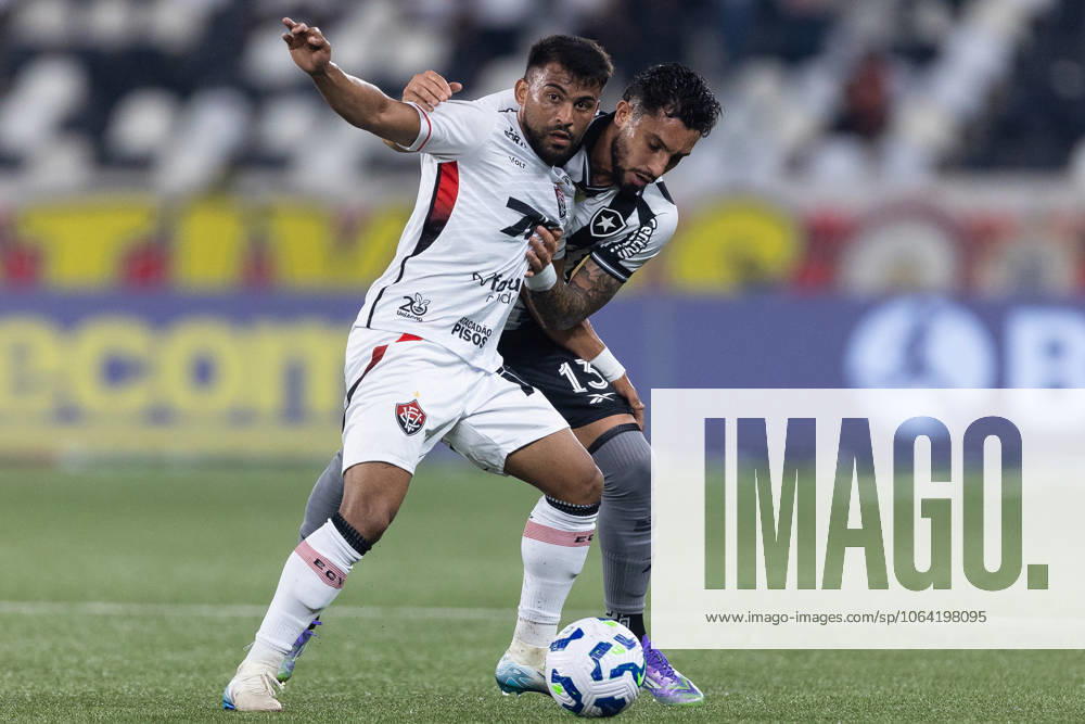 Soccer - Brasileirao 2025 - Botafogo 0:0 Vitoria RIO DE JANEIRO, BRAZIL - JULY 16: ALEX TELLES of Botafogo battles for the ball during the match between Botafogo and Vitoria as part of Brasileirao 2025 at Estadio Olimpico Nilton Santos on July 16, 2025 in Rio de Janeiro, Brazil. Rio de Janeiro Estadio Olimpico Nilton Santos Brazil