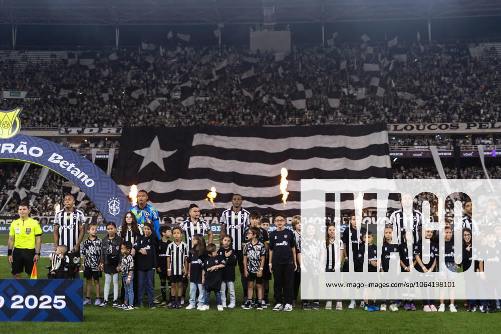 Soccer - Brasileirao 2025 - Botafogo 0:0 Vitoria RIO DE JANEIRO, BRAZIL - JULY 16: PLAYERS of Botafogo line up for the national anthem prior to the match between Botafogo and Vitoria as part of Brasileirao 2025 at Estadio Olimpico Nilton Santos on July 16, 2025 in Rio de Janeiro, Brazil. Rio de Janeiro Estadio Olimpico Nilton Santos Brazil