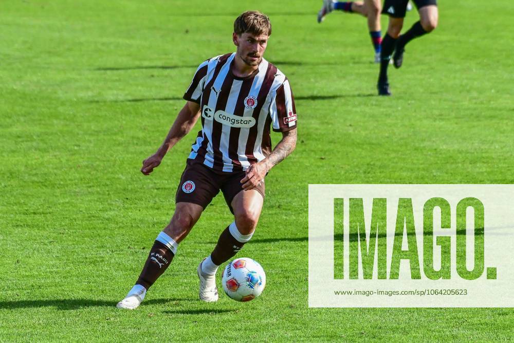 Connor Metcalfe ( Pauli ) am Ball Deutschland , Malente , Uwe Seeler Fußball Park , Fussball , 1. Bundesliga , Testspiel , Silkeborg IF - FC St Pauli