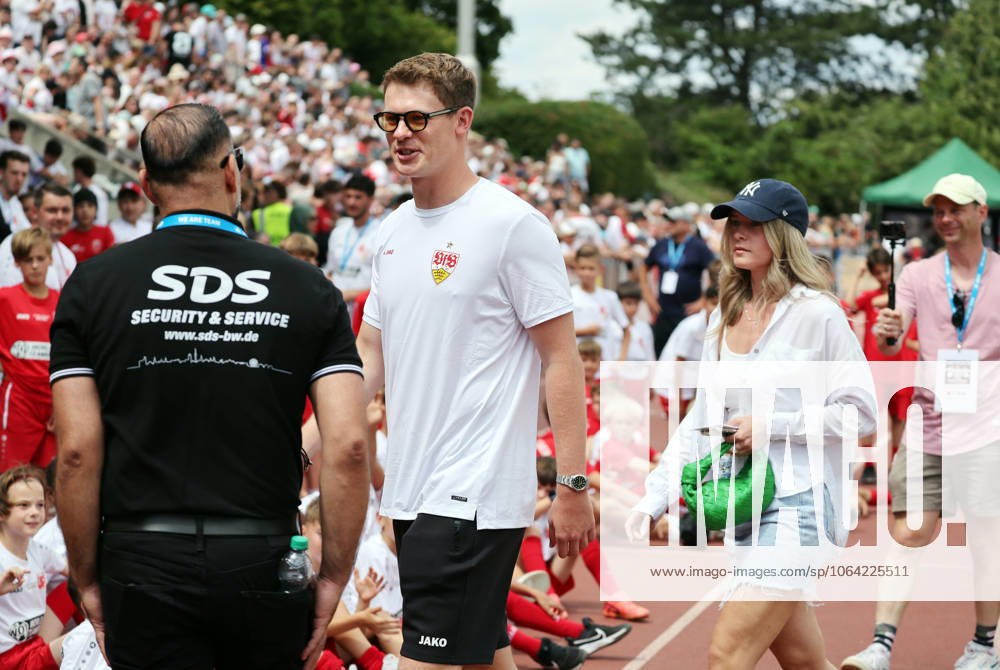 SV Fellbach - VfB Stuttgart Deutschland, Stuttgart, 12.07.2025, Fussball, Bundesliga, Testspiel, SV Fellbach - VfB Stuttgart: Alexander Nübel (VfB Stuttgart) mit Freundin Eileen.