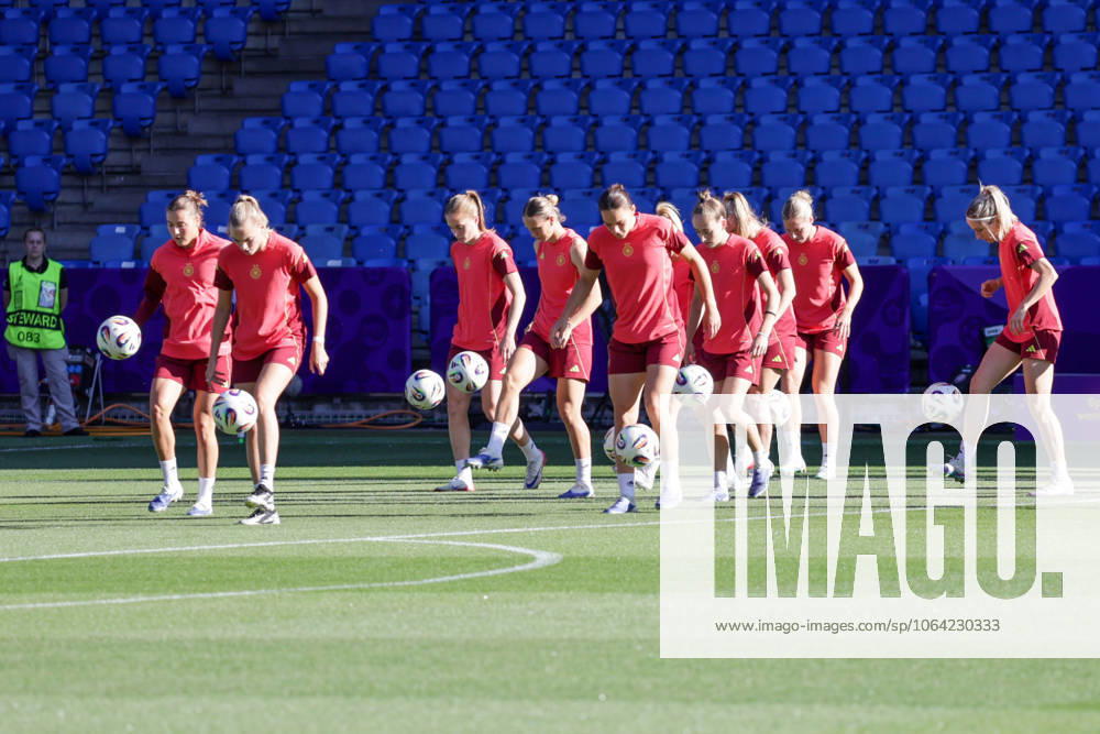 Fussball Medientermine, Deutschland - Pressekonferenz und Abschlusstraining v.l. Die deutsche Nationalmannschaft beim Abschlusstraining vor dem Spiel gegen Frankreich. (Deutsche Frauennationalmannschaft) St. Jakob Park