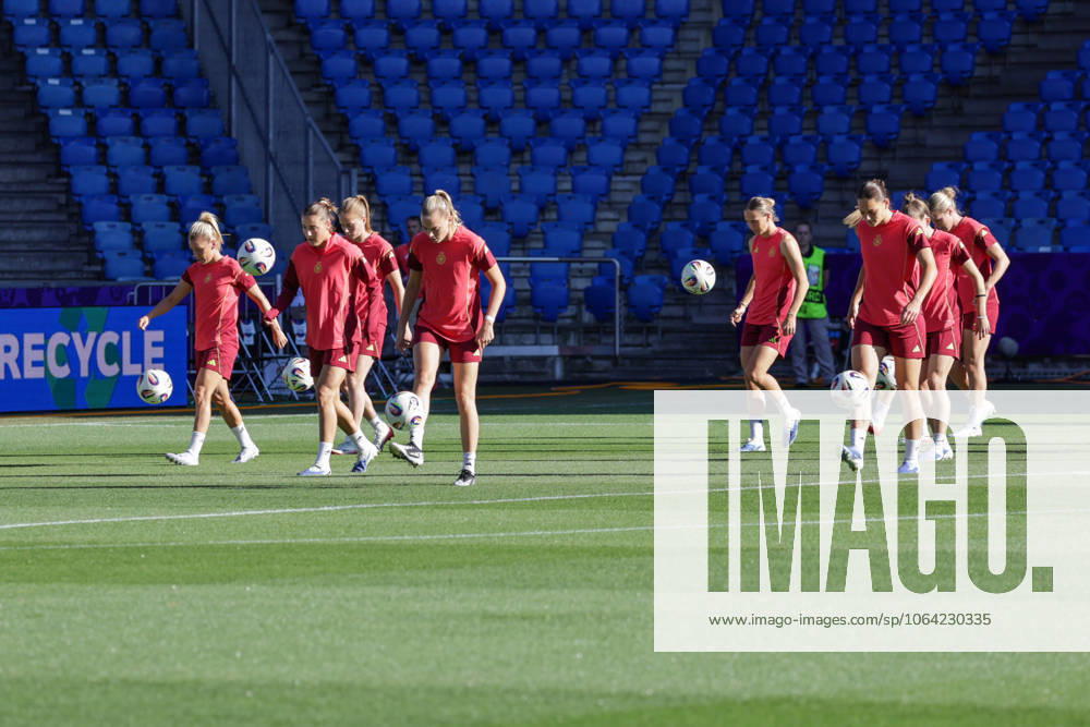 Fussball Medientermine, Deutschland - Pressekonferenz und Abschlusstraining v.l. Die deutsche Nationalmannschaft beim Abschlusstraining vor dem Spiel gegen Frankreich. (Deutsche Frauennationalmannschaft) St. Jakob Park