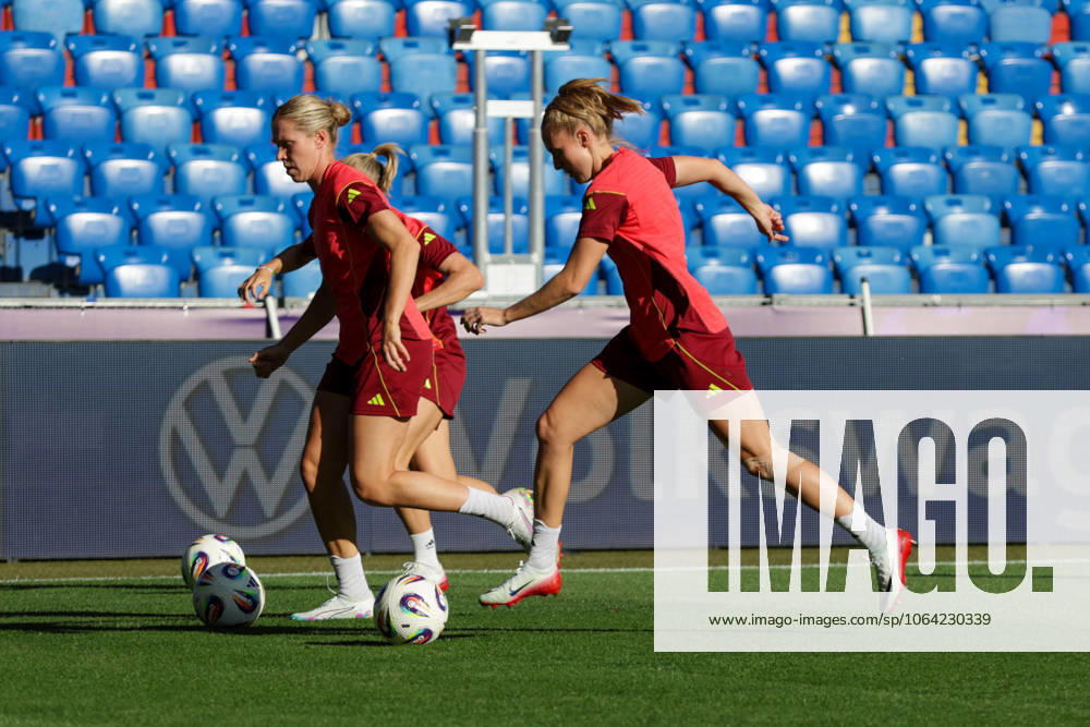 Fussball Medientermine, Deutschland - Pressekonferenz und Abschlusstraining v.l. Rebecca Knaak, Janina Minge (Deutsche Frauennationalmannschaft) St. Jakob Park
