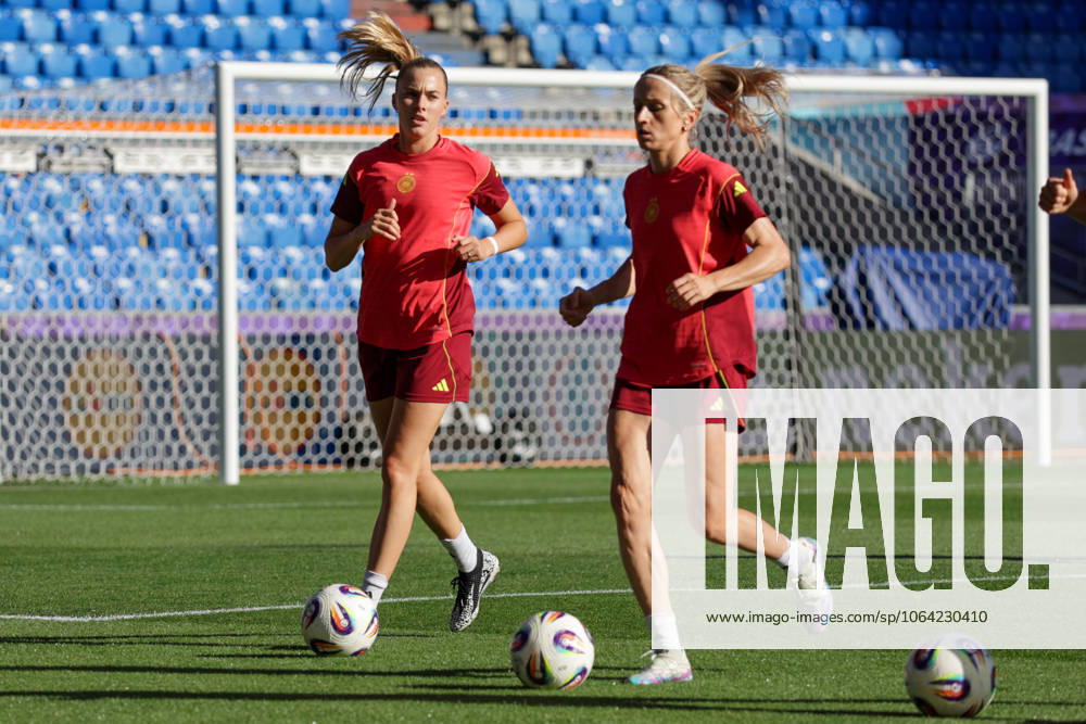 Fussball Medientermine, Deutschland - Pressekonferenz und Abschlusstraining v.l. Laura Freigang, Kathrin Hendrich (Deutsche Frauennationalmannschaft) St. Jakob Park