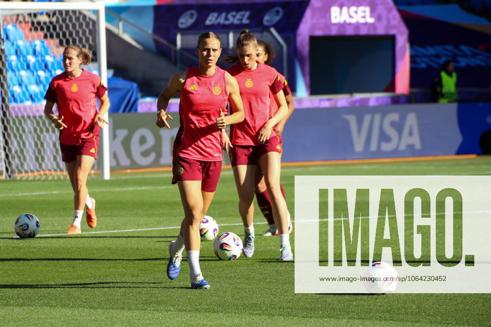 Fussball Medientermine, Deutschland - Pressekonferenz und Abschlusstraining v.l. Klara Bühl (Deutsche Frauennationalmannschaft) St. Jakob Park