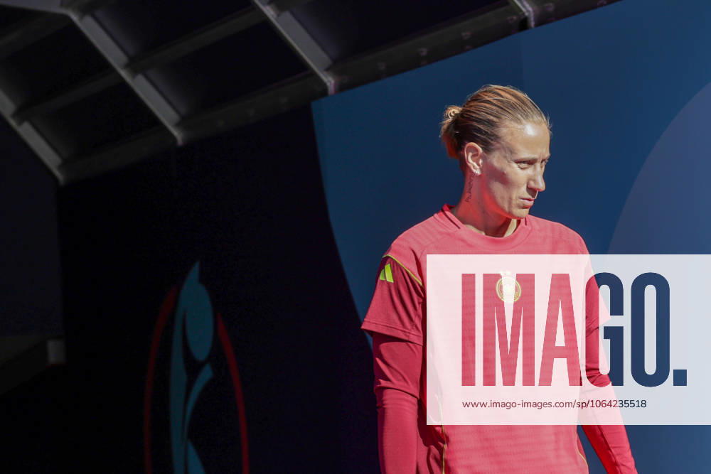 Fussball Medientermine, Deutschland - Pressekonferenz und Abschlusstraining v.l. Ann-Kathrin Berger (Deutsche Frauennationalmannschaft) St. Jakob Park
