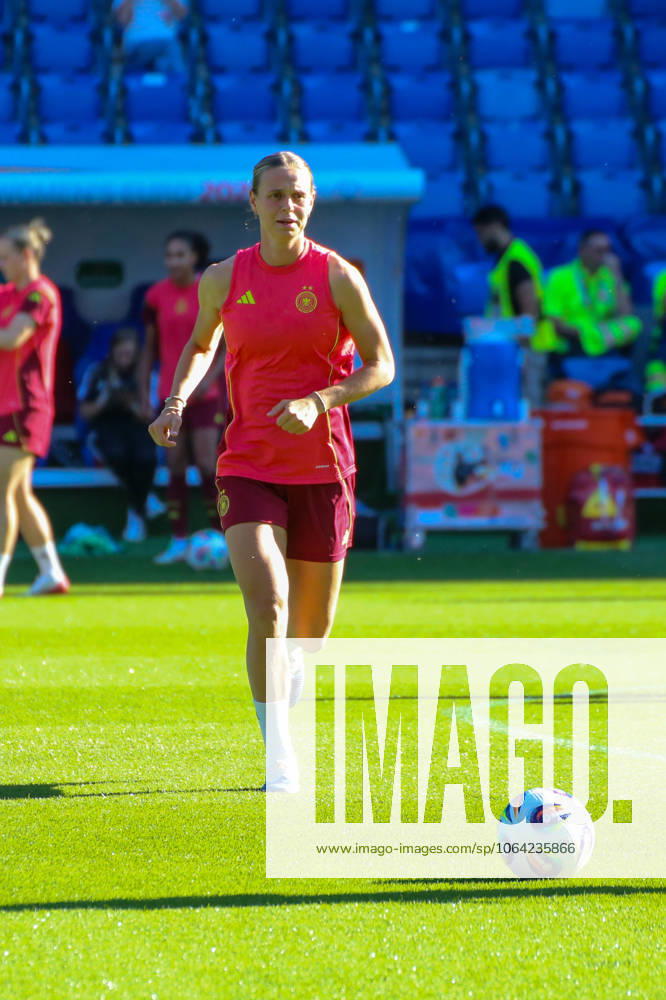 Fussball Medientermine, Deutschland - Pressekonferenz und Abschlusstraining v.l. Klara Bühl (Deutsche Frauennationalmannschaft) St. Jakob Park