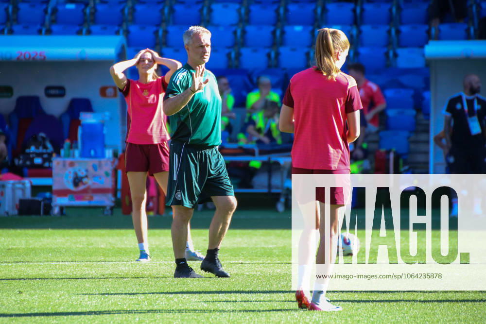 Fussball Medientermine, Deutschland - Pressekonferenz und Abschlusstraining v.l. Christian Wück leitet das Training der Nationalmannschaft. (Deutsche Frauennationalmannschaft) St. Jakob Park