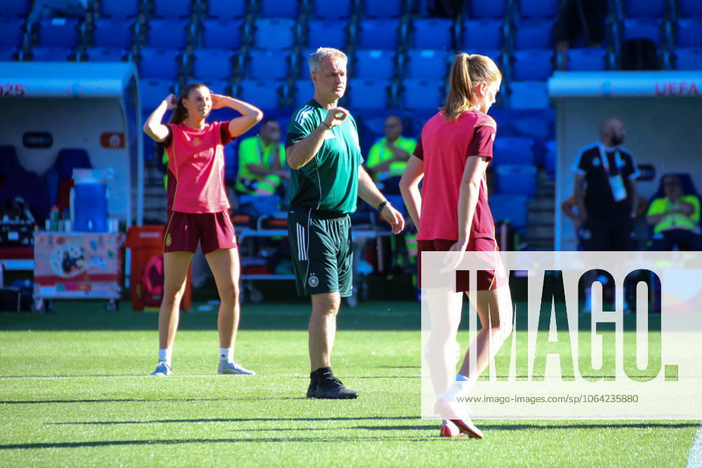 Fussball Medientermine, Deutschland - Pressekonferenz und Abschlusstraining v.l. Christian Wück leitet das Training der Nationalmannschaft. (Deutsche Frauennationalmannschaft) St. Jakob Park