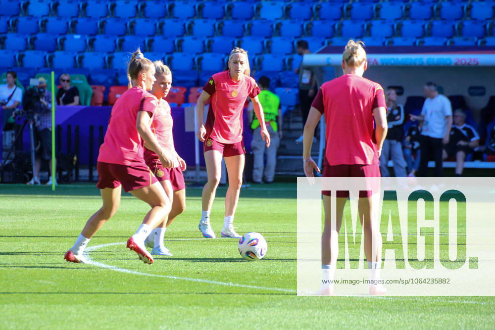 Fussball Medientermine, Deutschland - Pressekonferenz und Abschlusstraining v.l. Selina Cerci, Linda Dallmann, Kathrin Hendrich, Franziska Kett (Deutsche Frauennationalmannschaft) St. Jakob Park