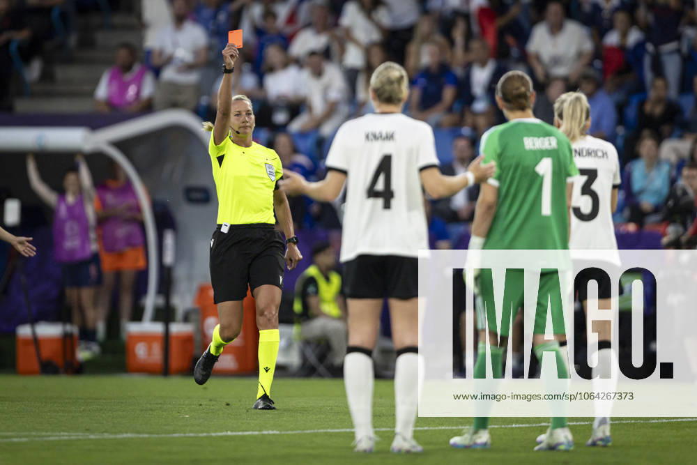 FOOTBALL: FEMININ France vs Allemagne - UEFA EURO, EM, Europameisterschaft,Fussball 2025 Quarts de finale - 19 07 2025 la joueuse Rebecca Knaak 4 recoit un carton Rougue. lors du match Quarts de finale du Championnat d Europe de football fà minin EURO 2025 entre France et Allemagne. St. Jakob Park in Basel - Suisse 19 07 2025