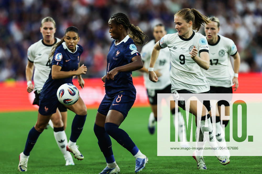 Fussball, UEFA Womens EURO 2025 Viertelfinale Frankreich - Deutschland 19.07.2025, St. Jakob Park Basel Sydney Lohmann (Deutschland, 8) Sjoeke Nüsken (Deutschland, 9) Basel St. Jakob Park Schweiz