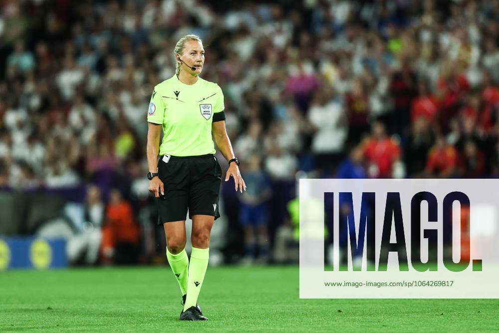 Fussball, UEFA Womens EURO 2025 Viertelfinale Frankreich - Deutschland 19.07.2025, St. Jakob Park Basel Tess Olofsson (Schiedsrichterin) Basel St. Jakob Park Schweiz