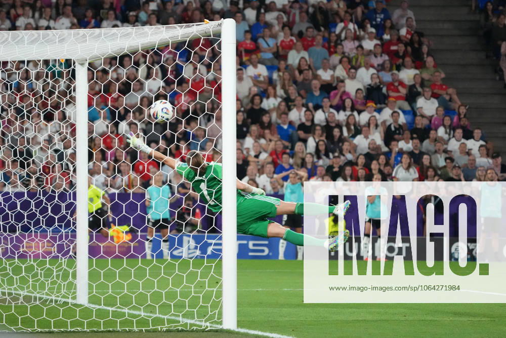 Torfrau Ann-Katrin Berger (Deutschland, 1) holt die Bogenlampe aus dem Tor und verhindert das 1:2 - Basel 19.07.2025: Frankreich vs. Deutschland, St. Jakobs Park, Womens Euro 2025, Viertelfinale