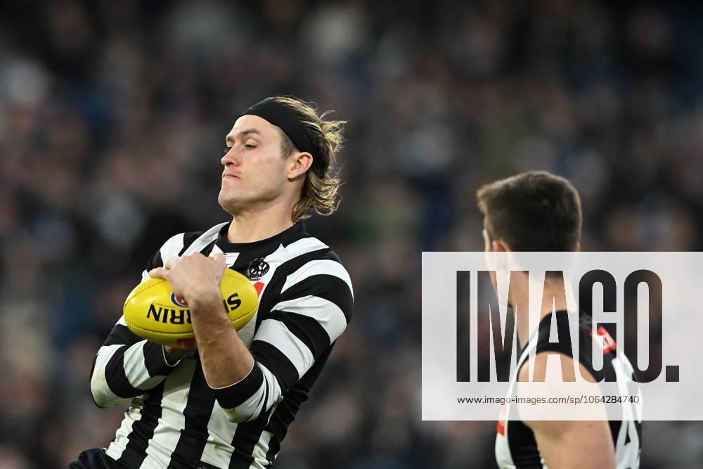 AFL MAGPIES DOCKERS, Darcy Moore of Collingwood marks the footy during the AFL Round 19 match between the Collingwood Magpies and the Fremantle Dockers at Melbourne Cricket Ground in Melbourne, Sunday, July 20, 2025. ( NO ARCHIVING, MELBOURNE VICTORIA AUSTRALIA