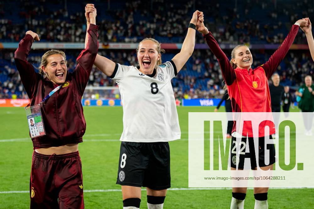 UEFA Womens Euro 2025 Viertelfinale: Frankreich - Deutschland; 19.07.2025 Carlotta Wamser (5, Deutschland) Sydney Lohmann (8; Deutschland) und Jule Brand (22, Deutschland) jubeln nach dem Spiel UEFA Womens Euro 2025 Viertelfinale: Frankreich – Deutschland; Basel, St. Jakob-Park, 19.07.2025 UEFA Womens Euro 2025 Viertelfinale: Frankreich – Deutschland; Basel, St. Jakob-Park