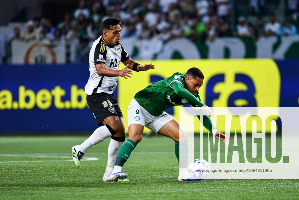 Palmeiras x Atlético MG SaO PAULO, SP - 20.07.2025: PALMEIRAS X ATLéTICO MG - Gabriel Menino of Atlético MG and Vitor Roque of Palmeiras fight for the ball, during the match between Palmeiras x Atlético MG, valid for the fifteenth round of the 2025 Brazilian Football Championship, this Sunday, (20) at Allianz Parque, SP. (Photo: Roberto Casimiro Fotoarena) x2773517x RobertoxCasimiro